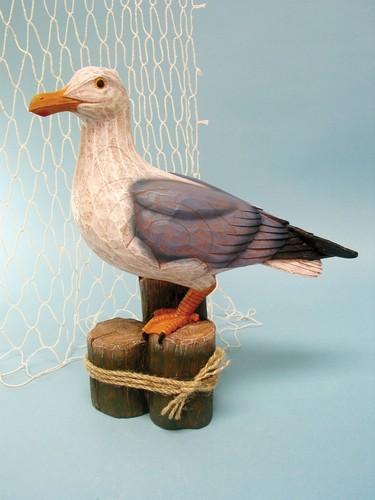 Resin lg seagull on trip piling w/rope